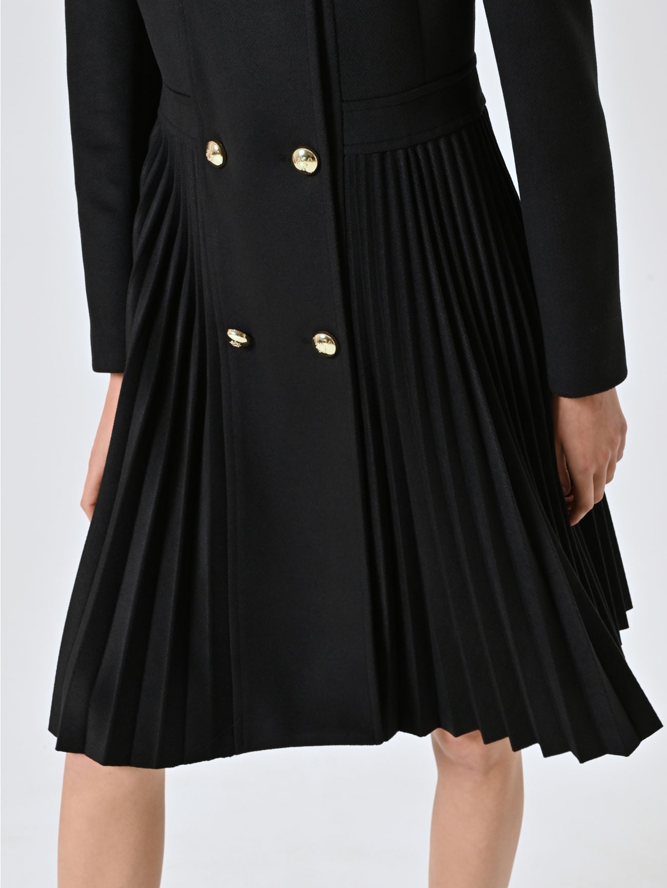 Cappotto Nero Plissé con Collo in Pelliccia in_i4