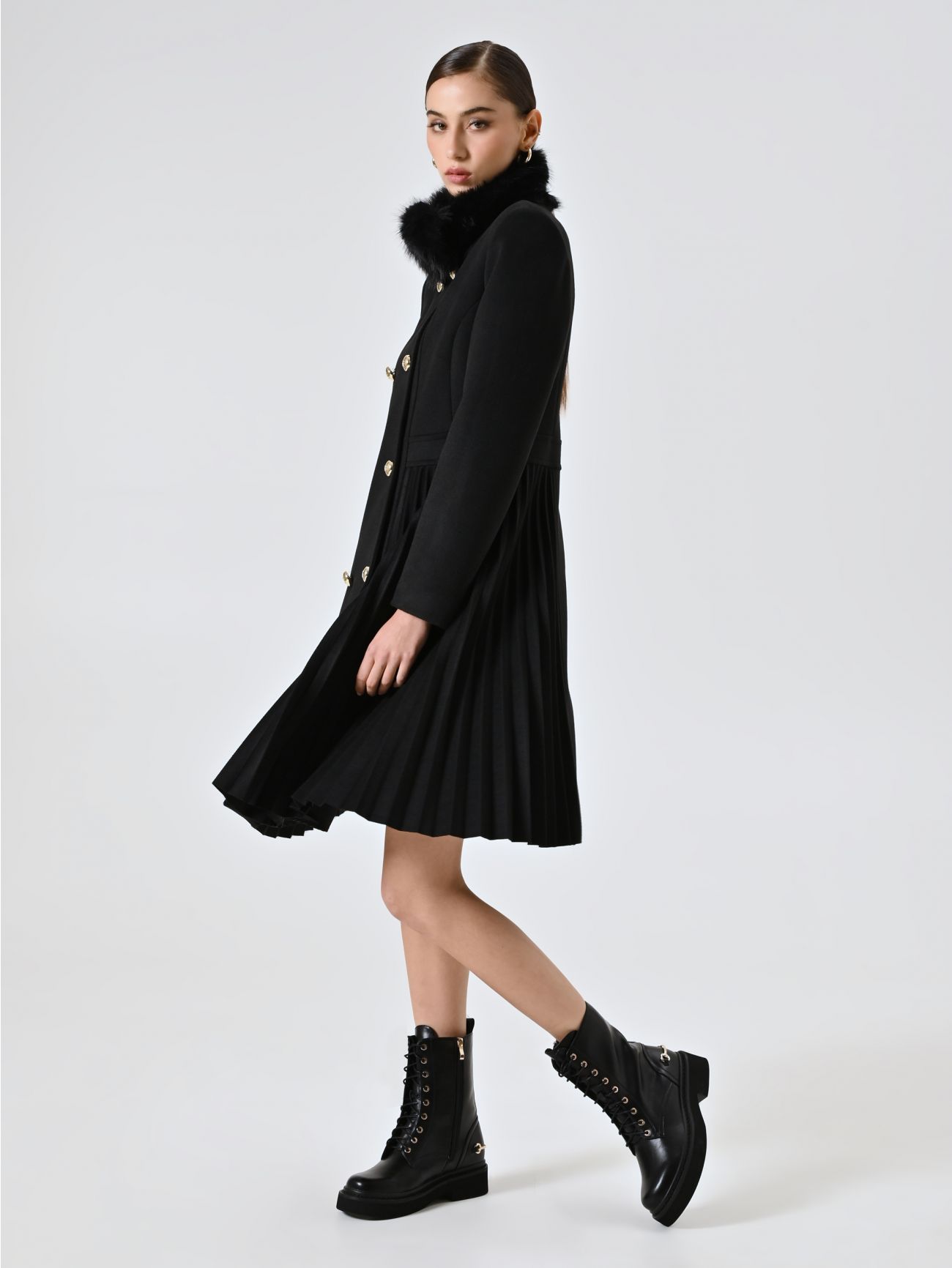 Cappotto Nero Plissé con Collo in Pelliccia in_i7