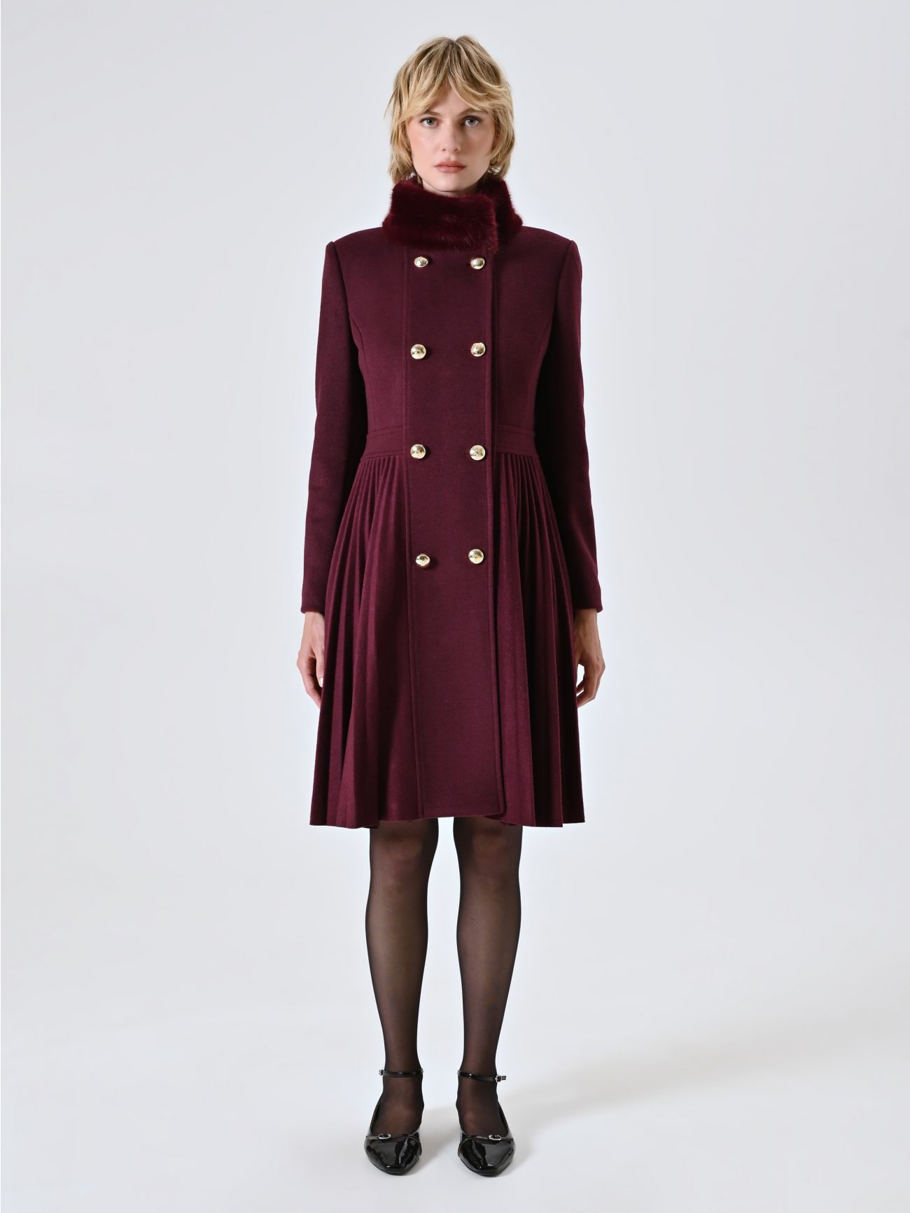 Manteau bordeaux plissé avec col en fourrure det_1