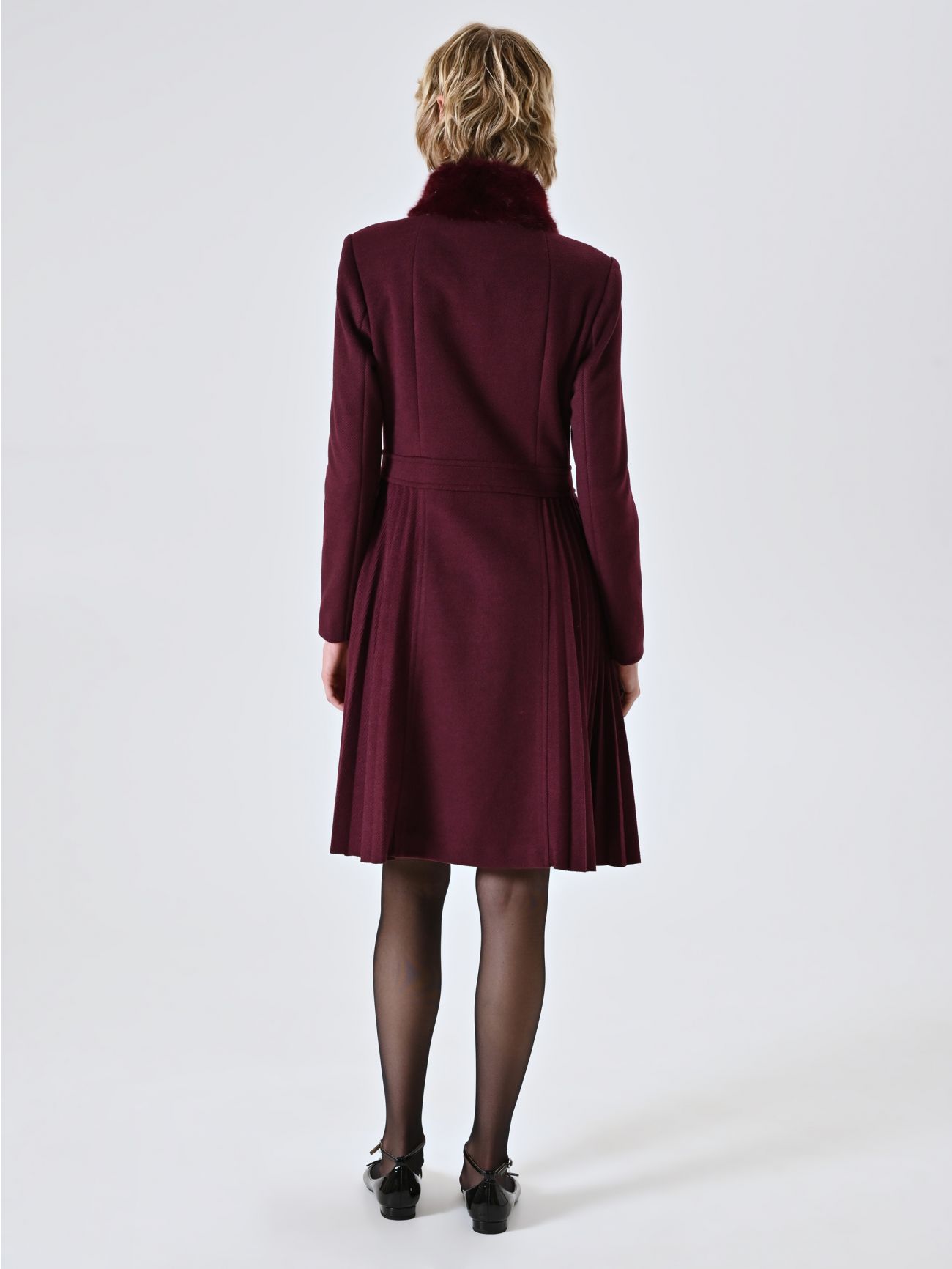 Manteau bordeaux plissé avec col en fourrure det_3