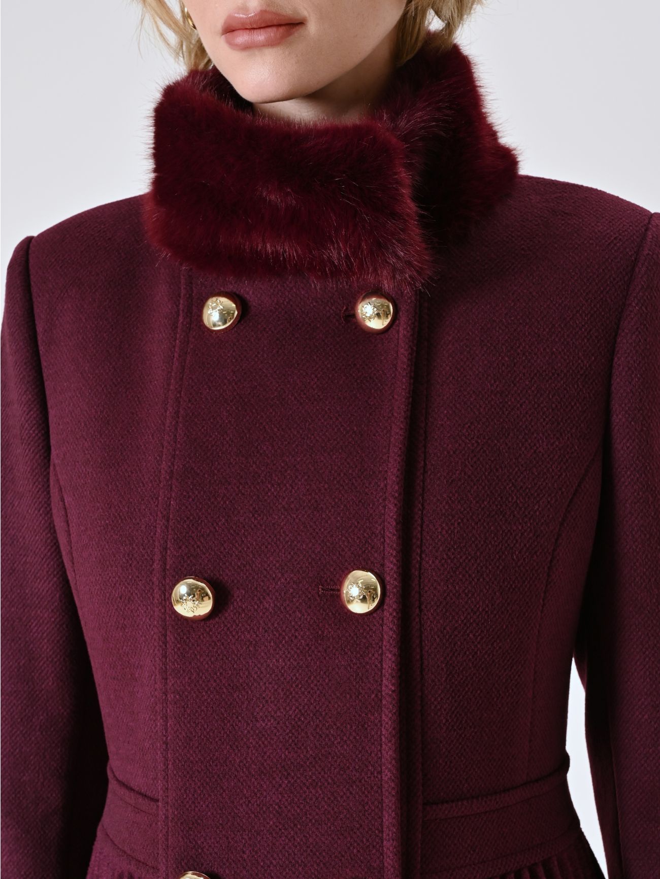 Manteau bordeaux plissé avec col en fourrure in_i5
