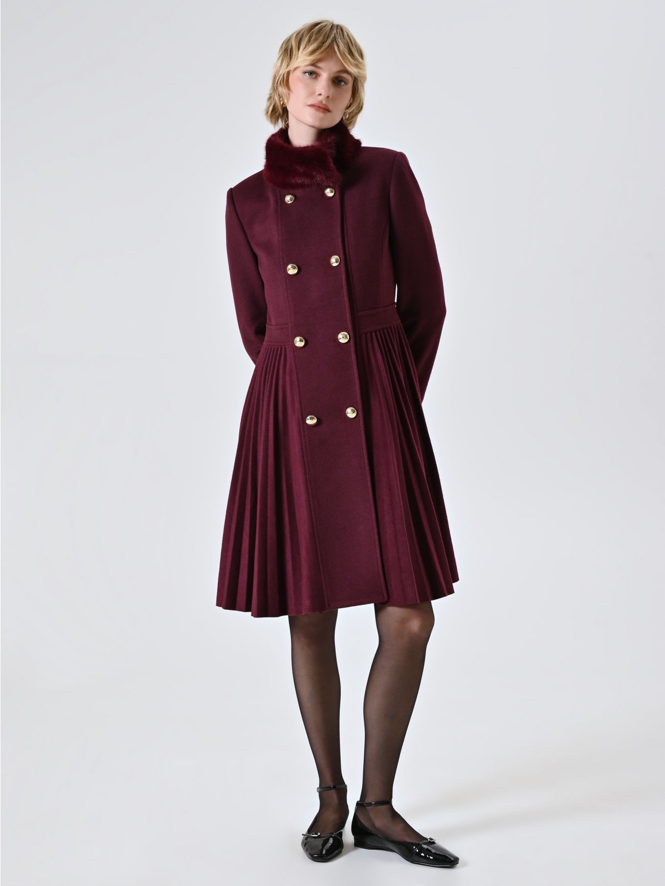 Manteau bordeaux plissé avec col en fourrure in_i7