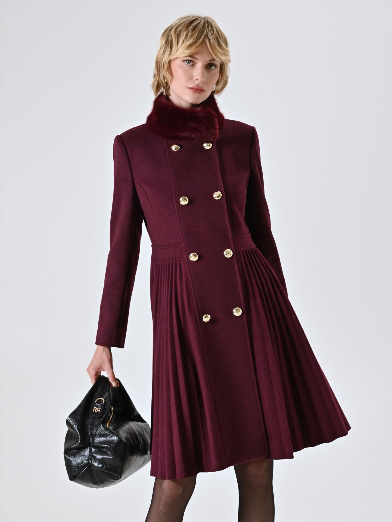 Manteau bordeaux plissé avec col en fourrure sp_e1