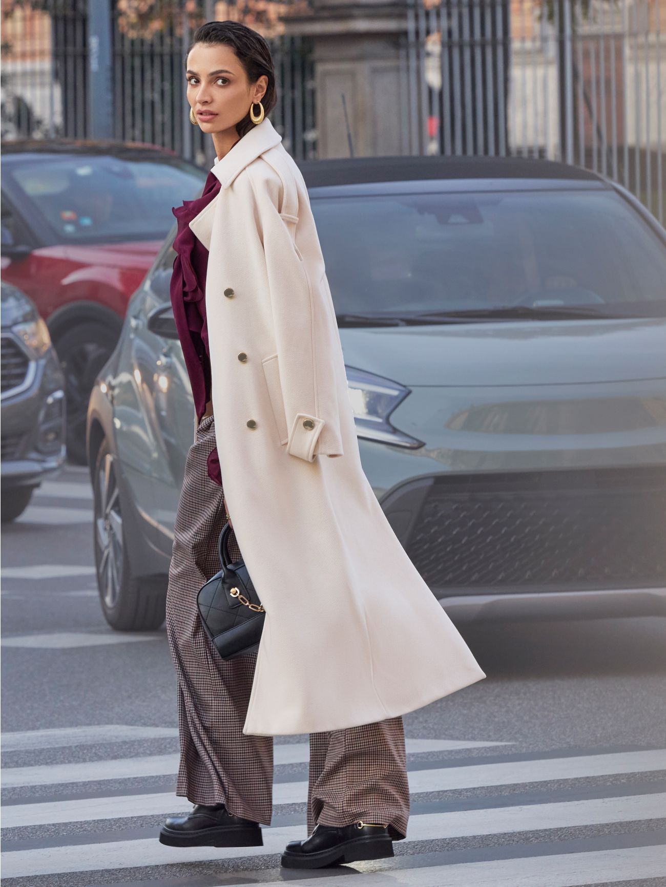 Zweireihiger Oversize-Mantel in Beige mit Abzeichen  Rinascimento