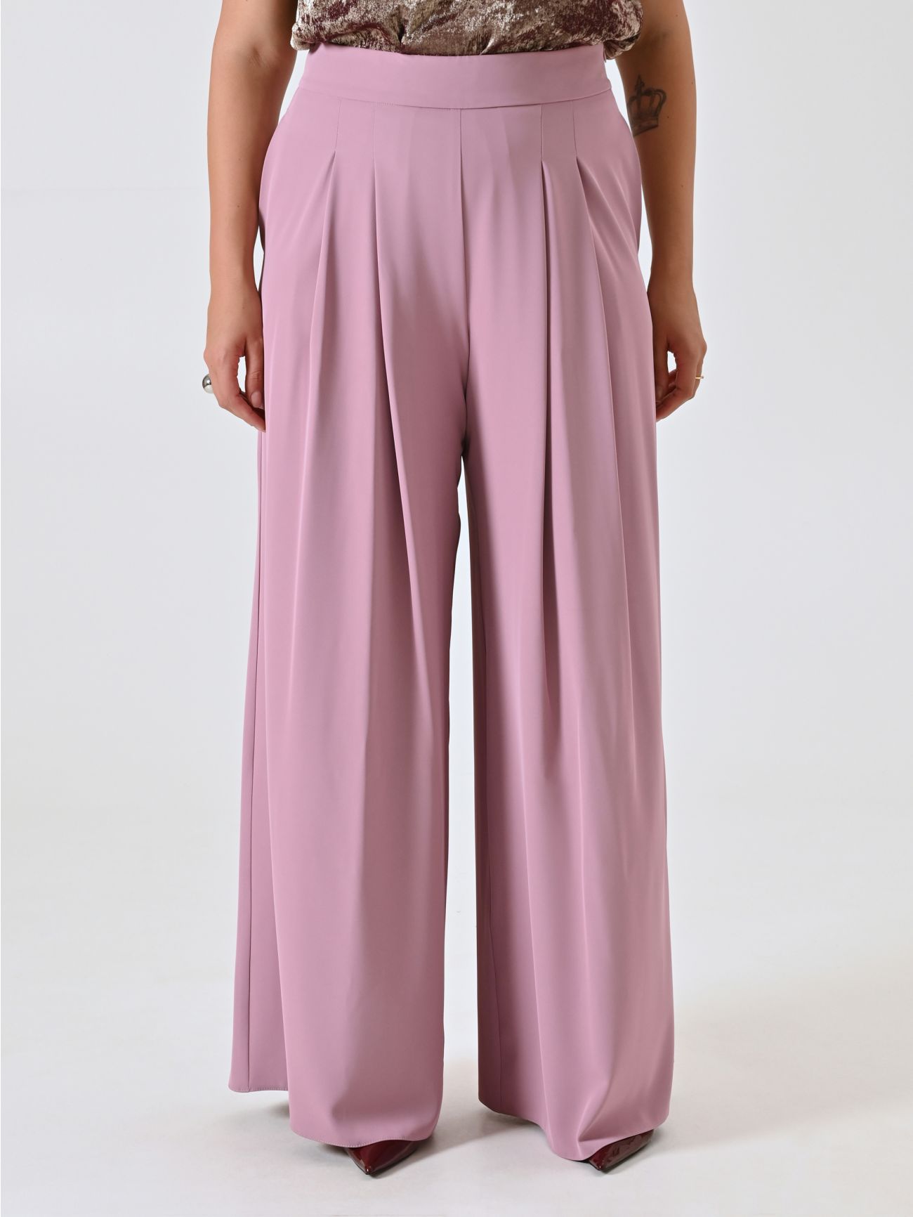 Pantalón curvy en cady malva con pinzas det_2