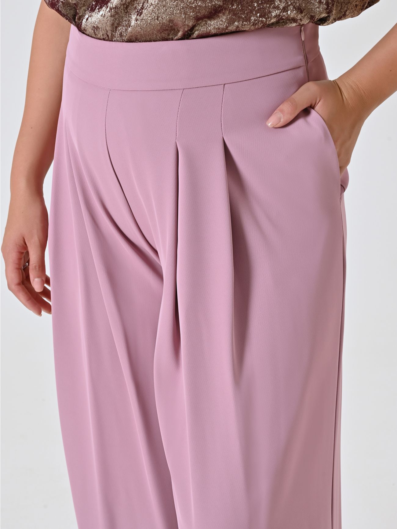 Pantalón curvy en cady malva con pinzas in_i5