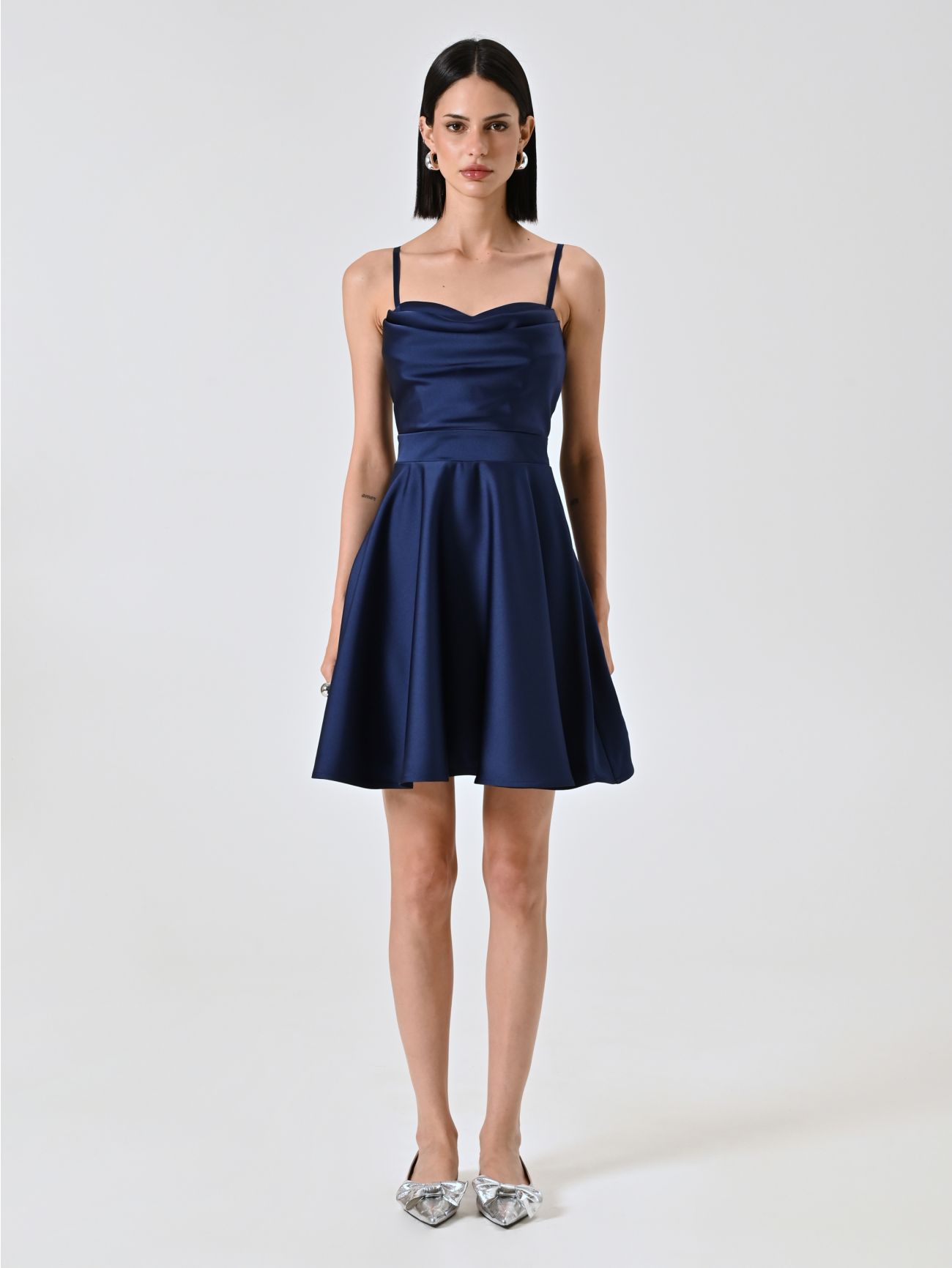 Kleid mit Tellerrock in Blau mit drapiertem Ausschnitt det_1