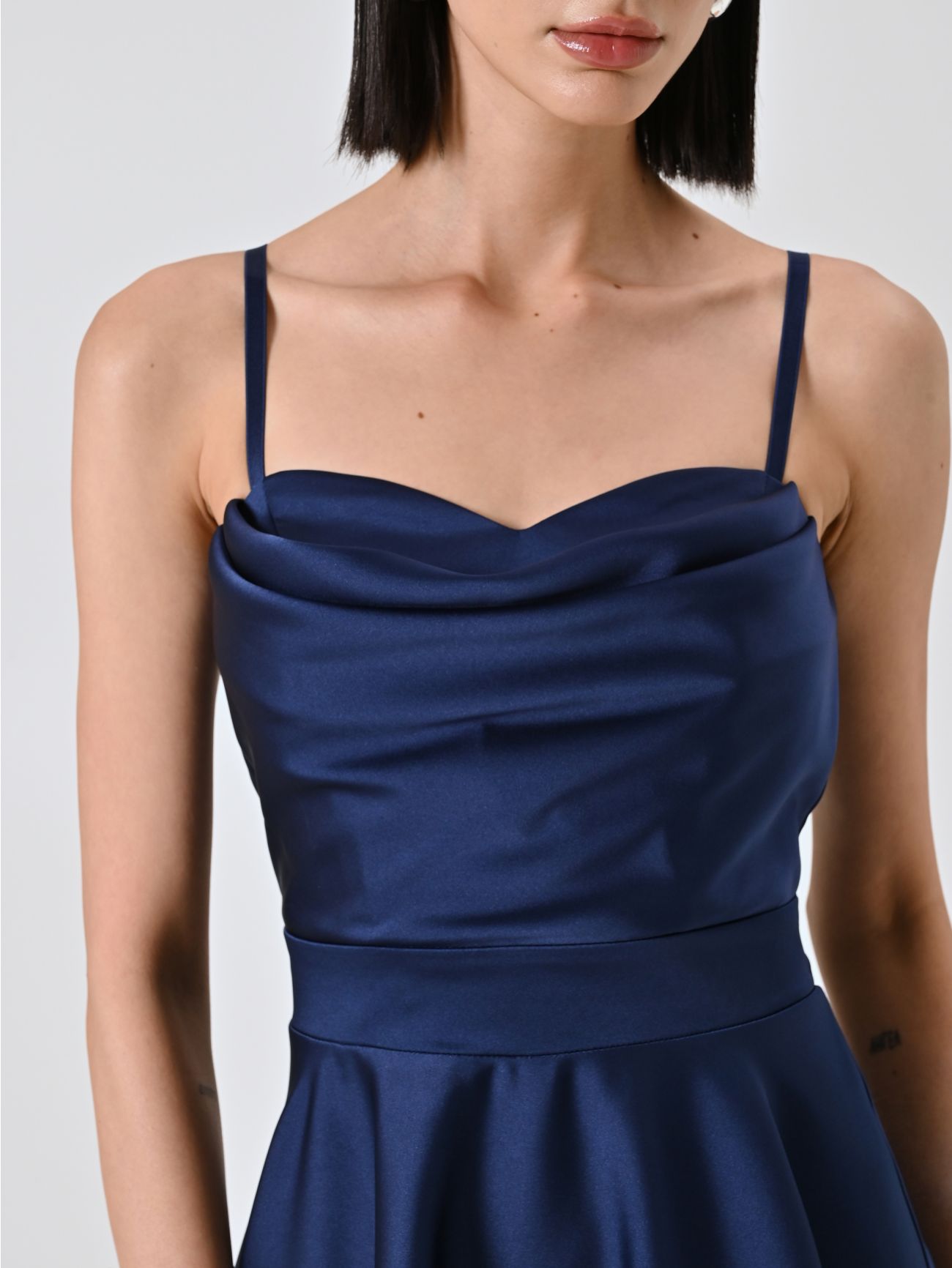 Kleid mit Tellerrock in Blau mit drapiertem Ausschnitt in_i5