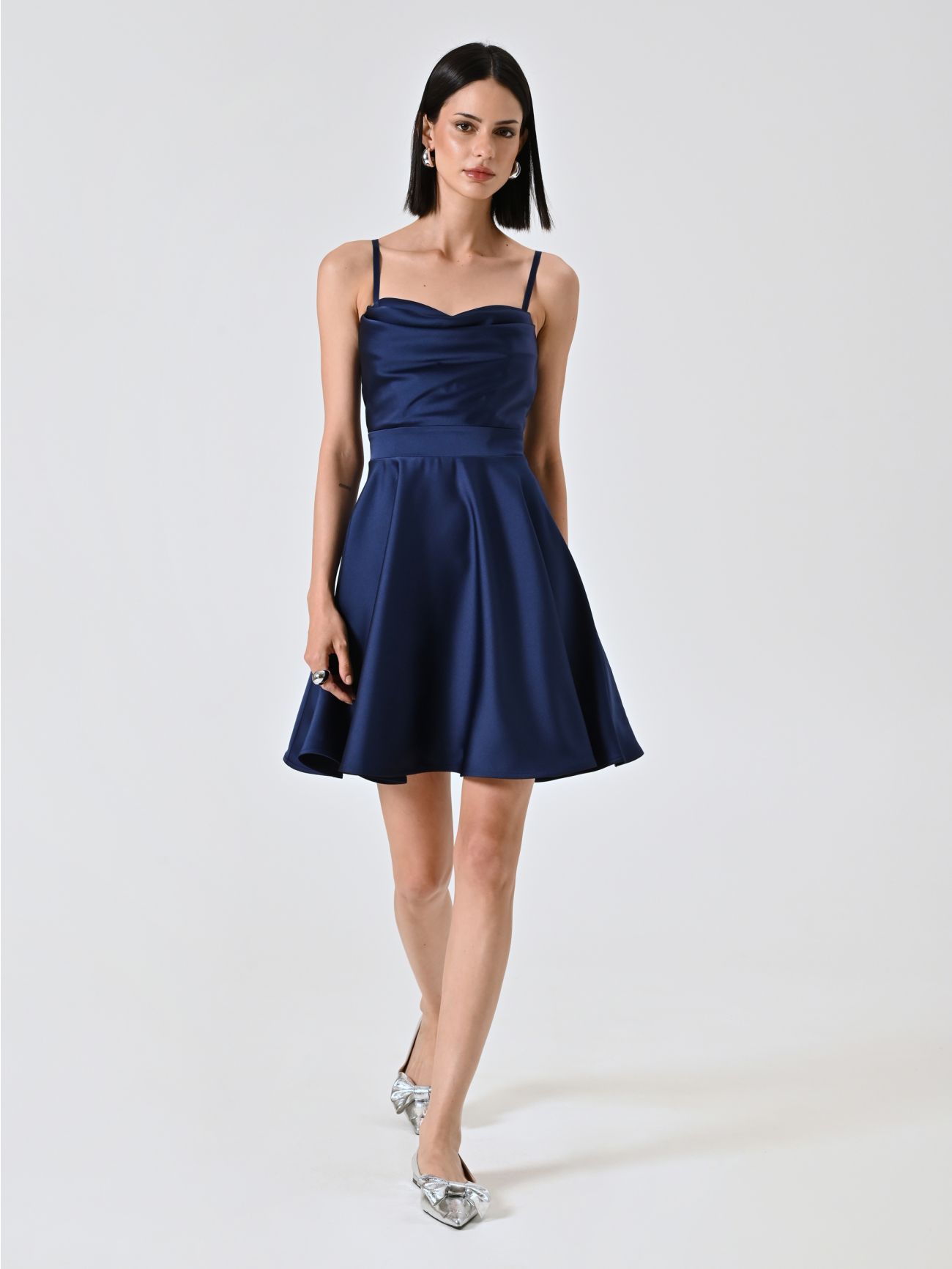 Kleid mit Tellerrock in Blau mit drapiertem Ausschnitt in_i7