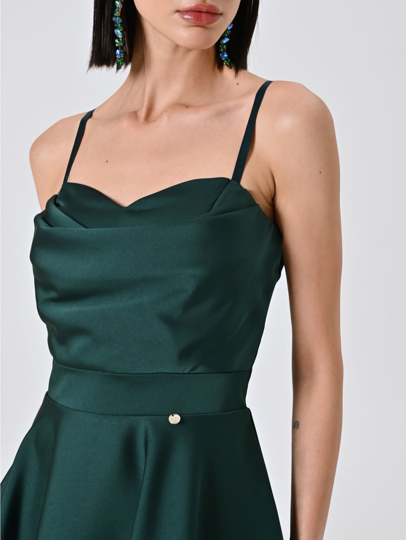 Kleid mit Tellerrock in Grün mit drapiertem Ausschnitt in_i5
