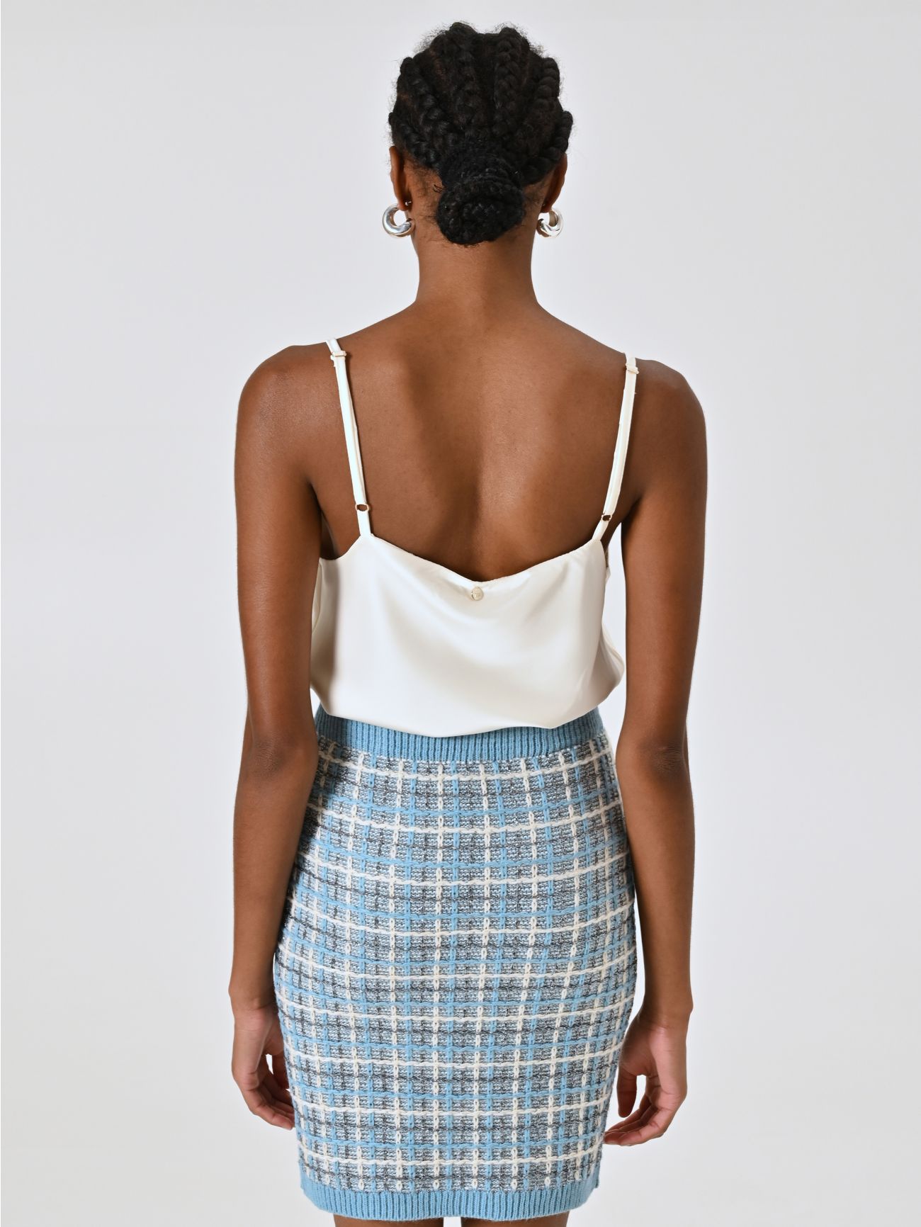 White Top with Draped Neckline det_3