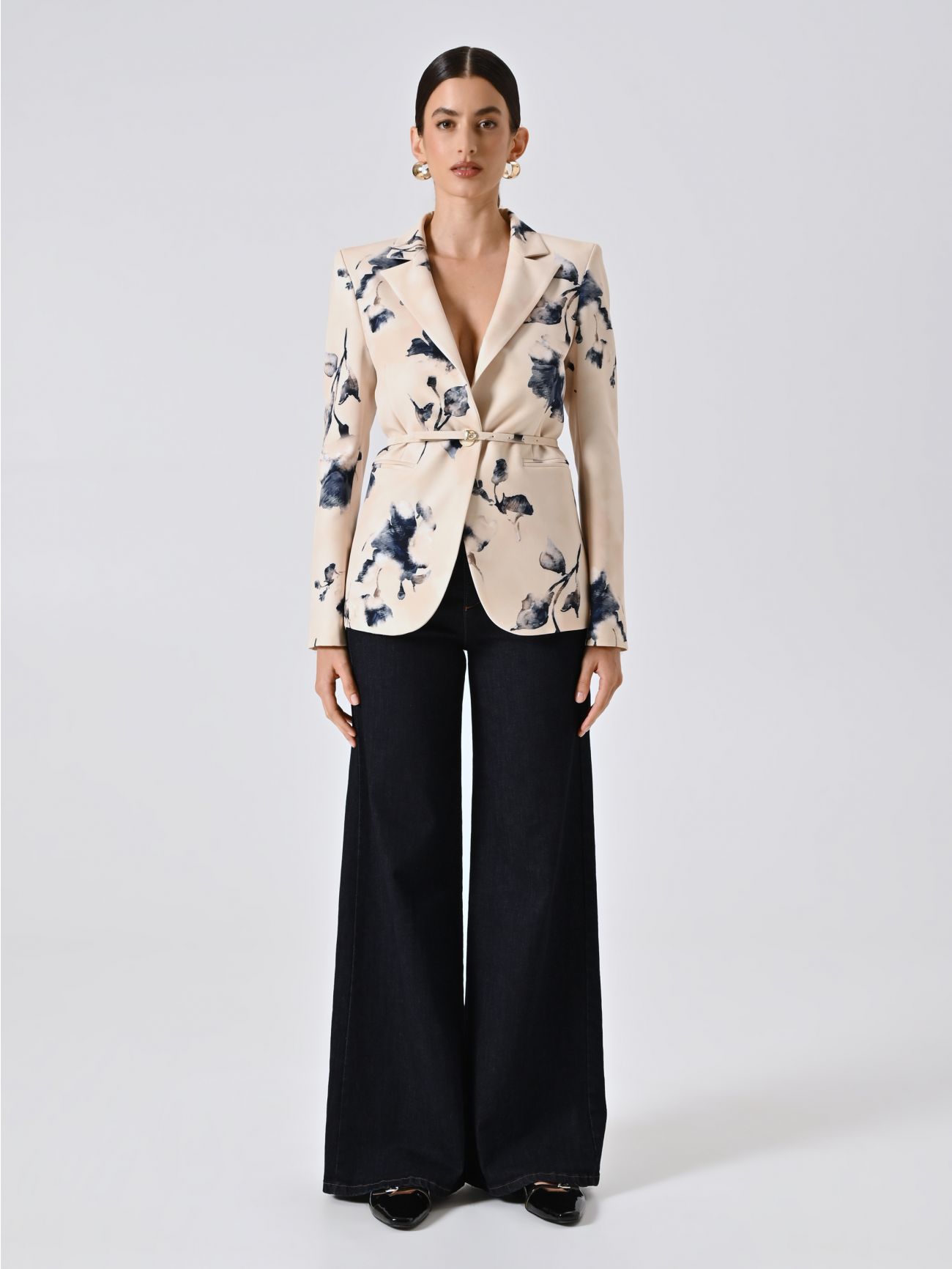 Chaqueta con estampado floral y cinturón fino det_1