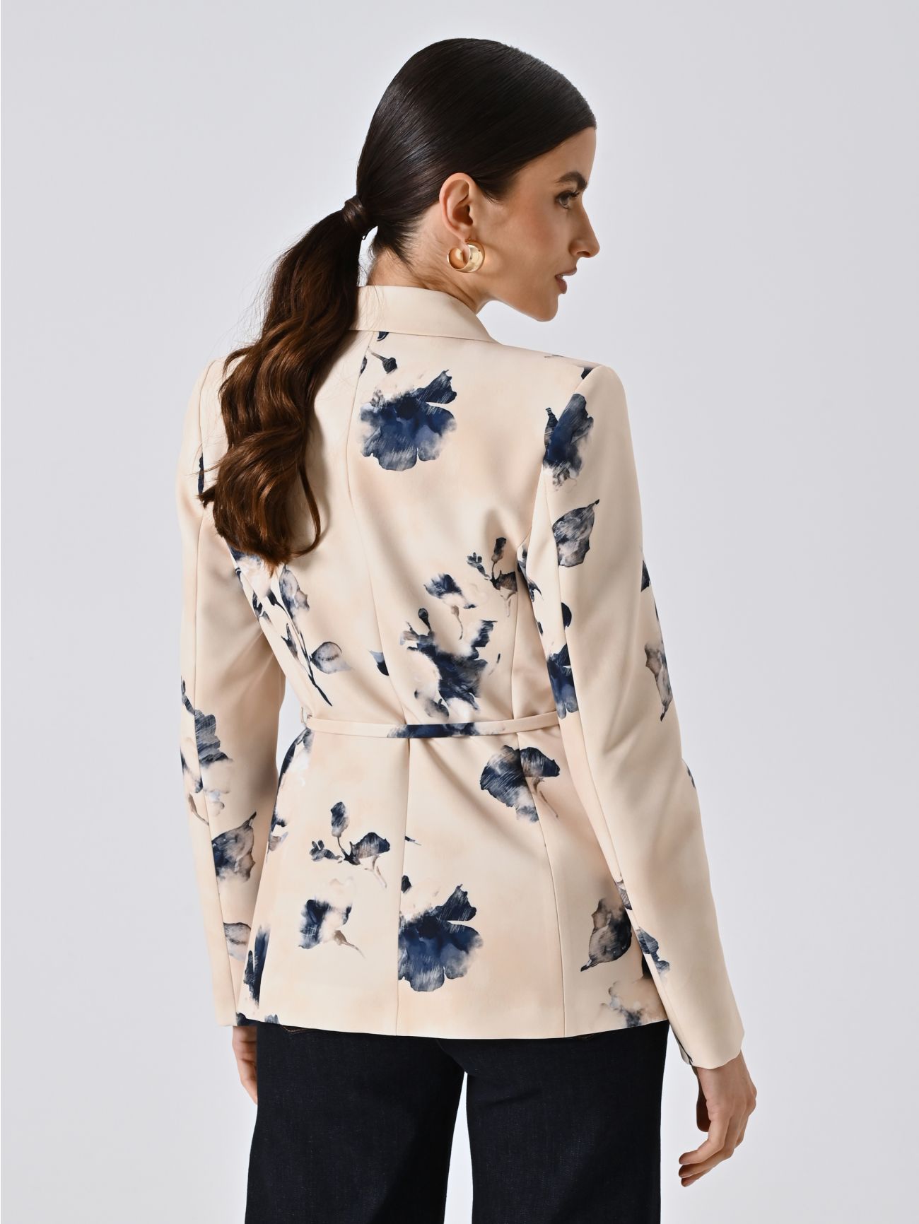 Jacke mit Blumenmuster und schmalem Gürtel det_3