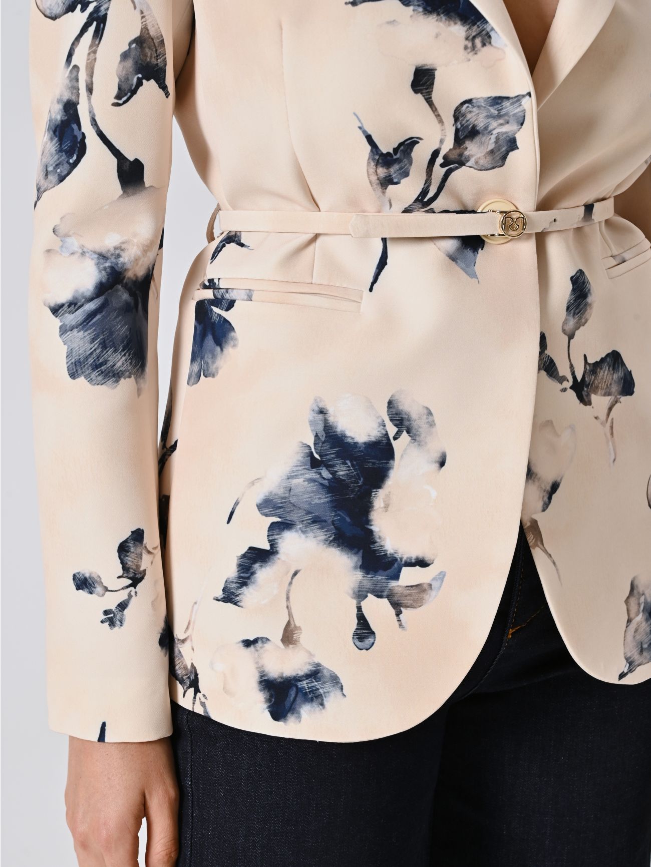 Chaqueta con estampado floral y cinturón fino in_i5