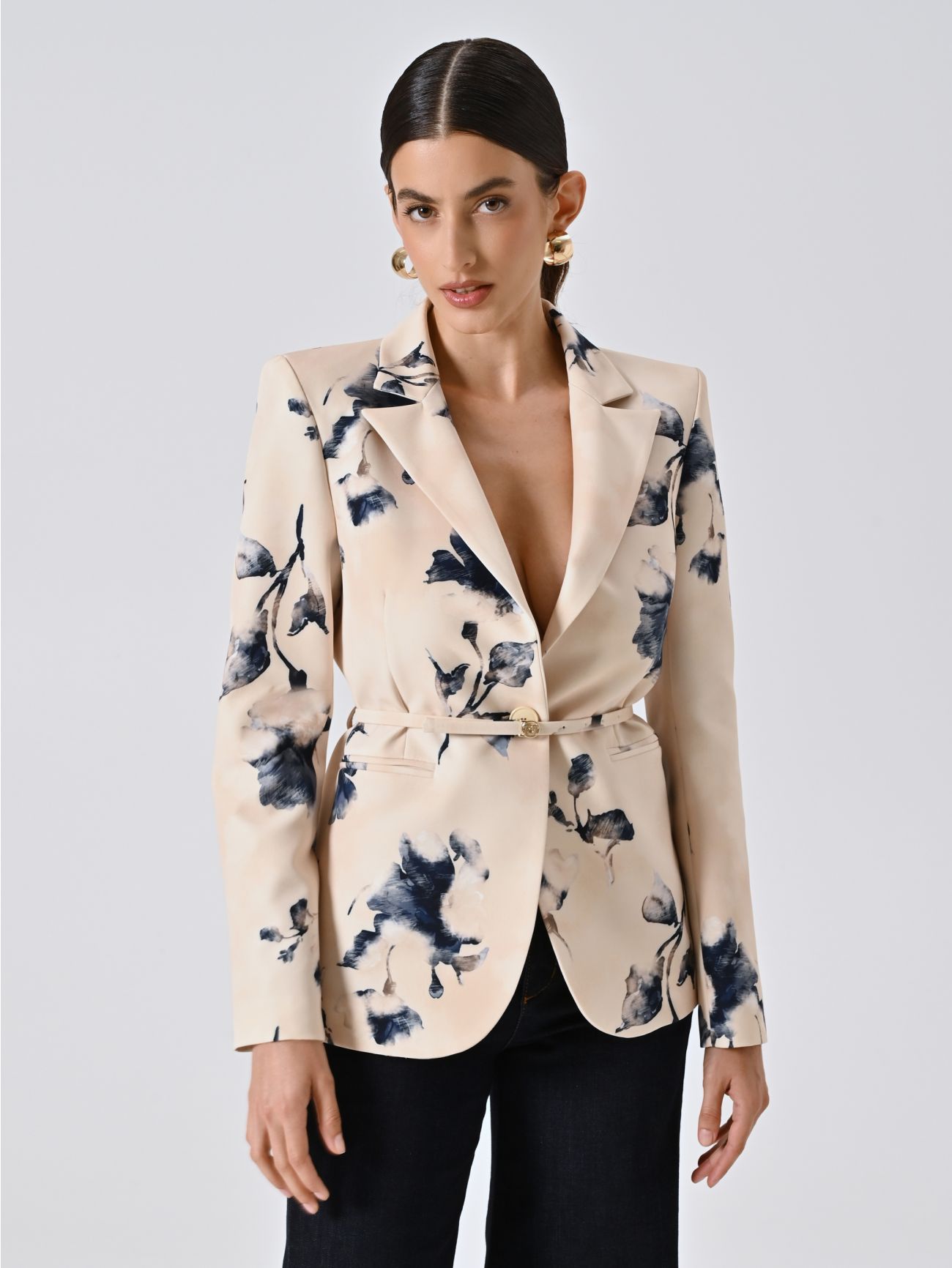 Chaqueta con estampado floral y cinturón fino in_i7