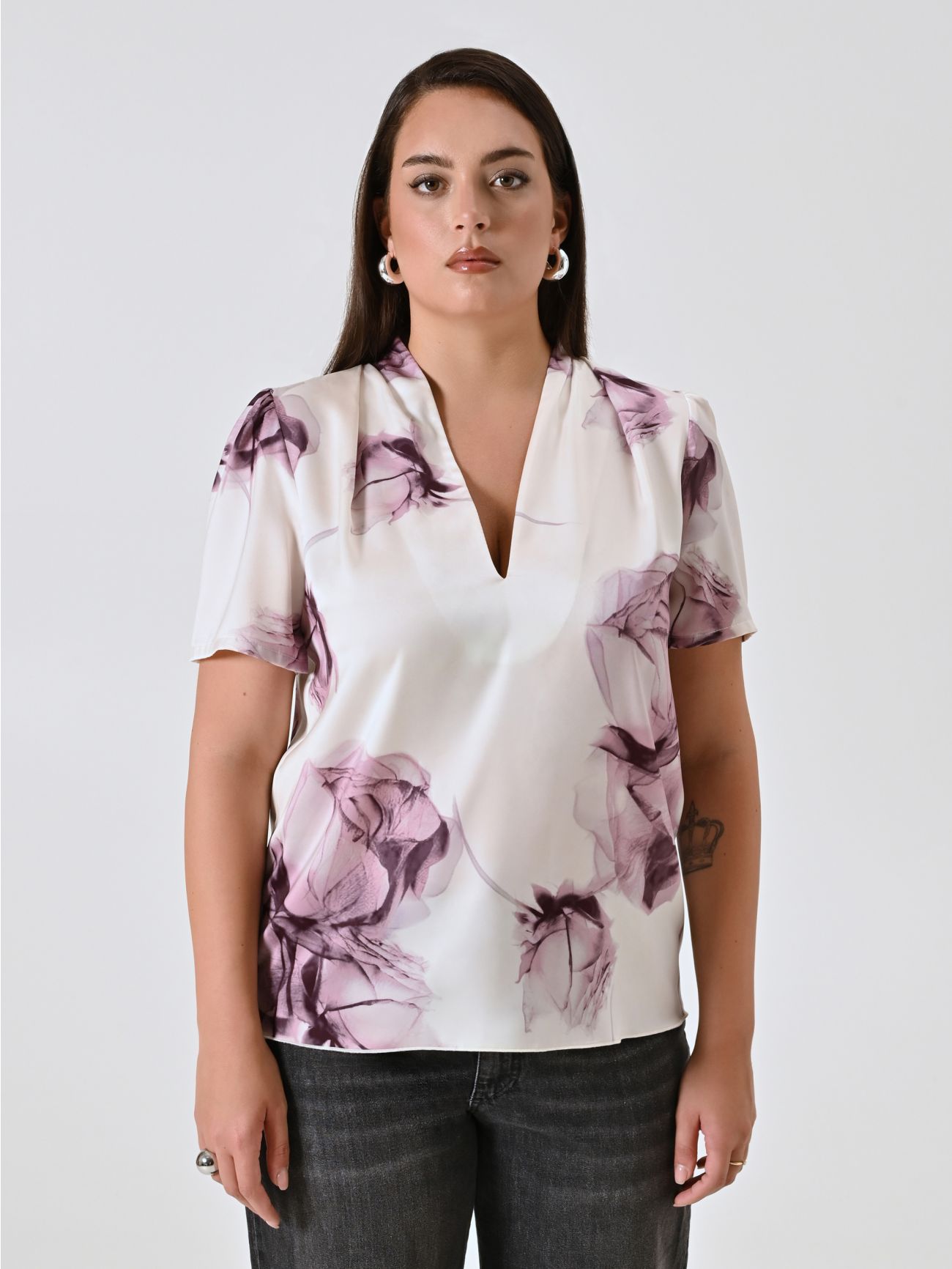 Blusa curvy con estampado floral det_2