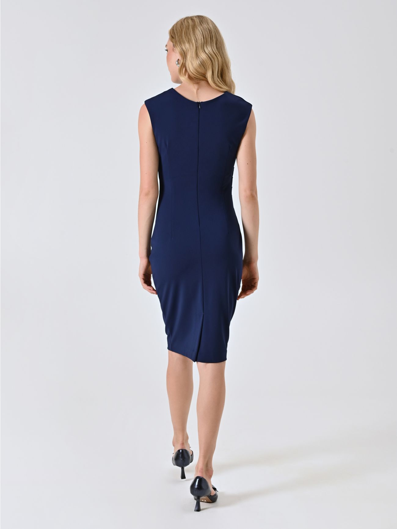 Robe fourreau drapée bleu marine en point de Milan det_3