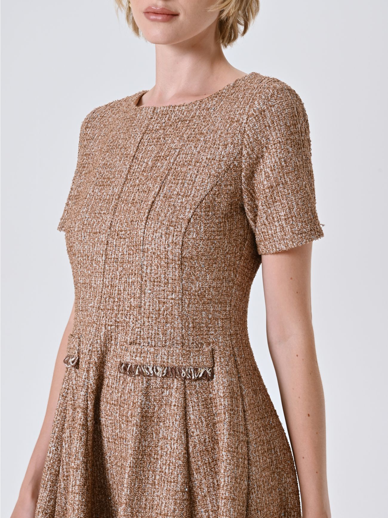 Robe en tweed camel in_i5