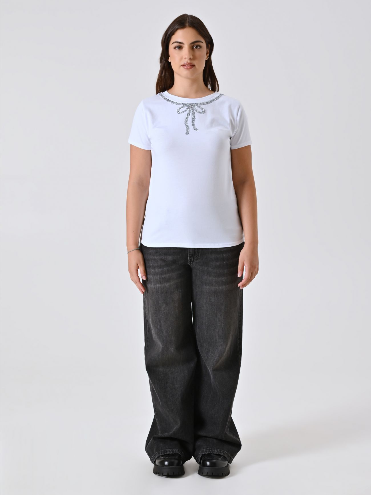  Curvy T-Shirt with Rhinestone Bow det_1