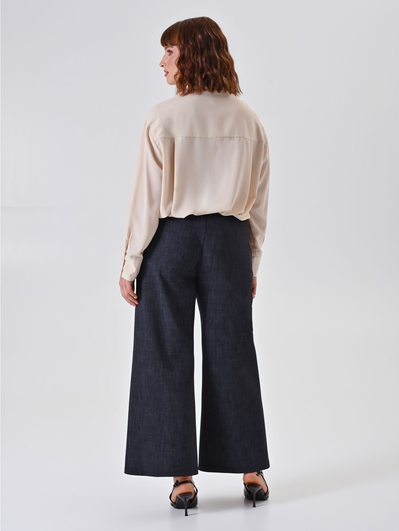 Spodnie Curvy z przetykanej dzianiny Punto Milano o wyglądzie denimu 3 Rinascimento Spodnie Curvy z przetykanej dzianiny Punto Milano o wyglądzie denimu det_3