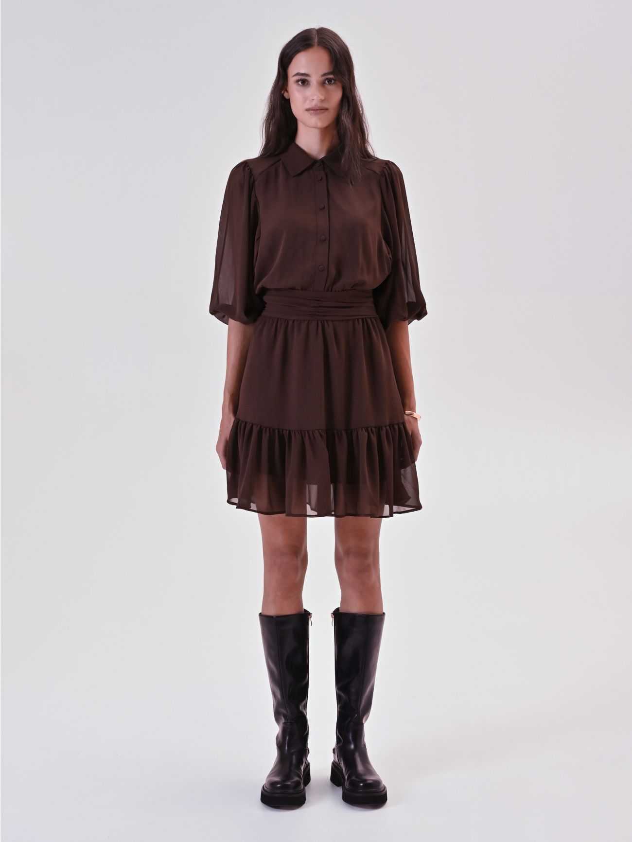 Robe marron en crêpe georgette à volants det_1