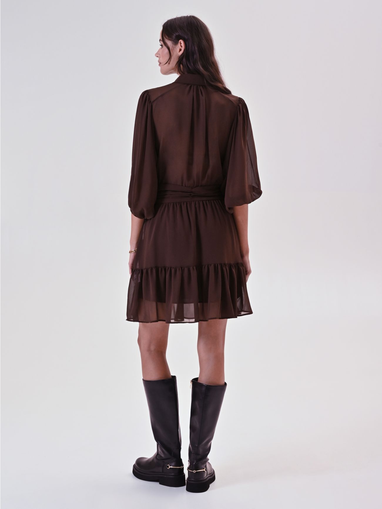 Robe marron en crêpe georgette à volants det_3