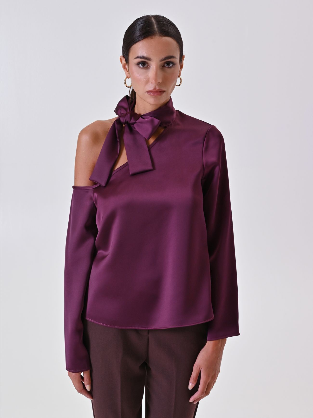 Asymmetrical Burgundy Blouse with Bow det_2