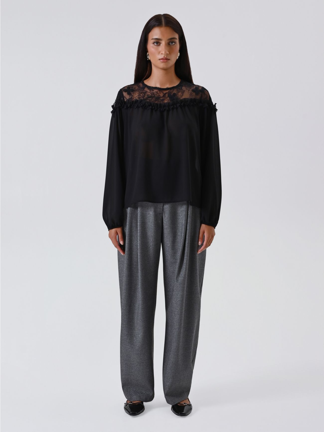 Czarna bluzka z koronkowym karczkiem det_1