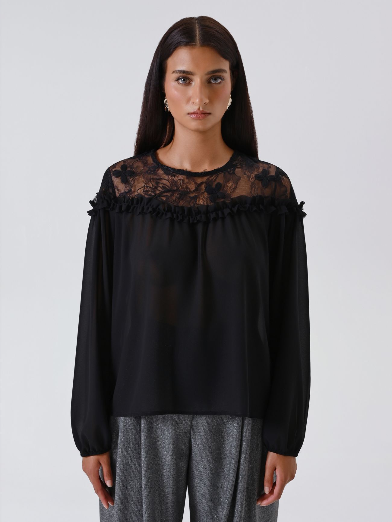 Czarna bluzka z koronkowym karczkiem det_2