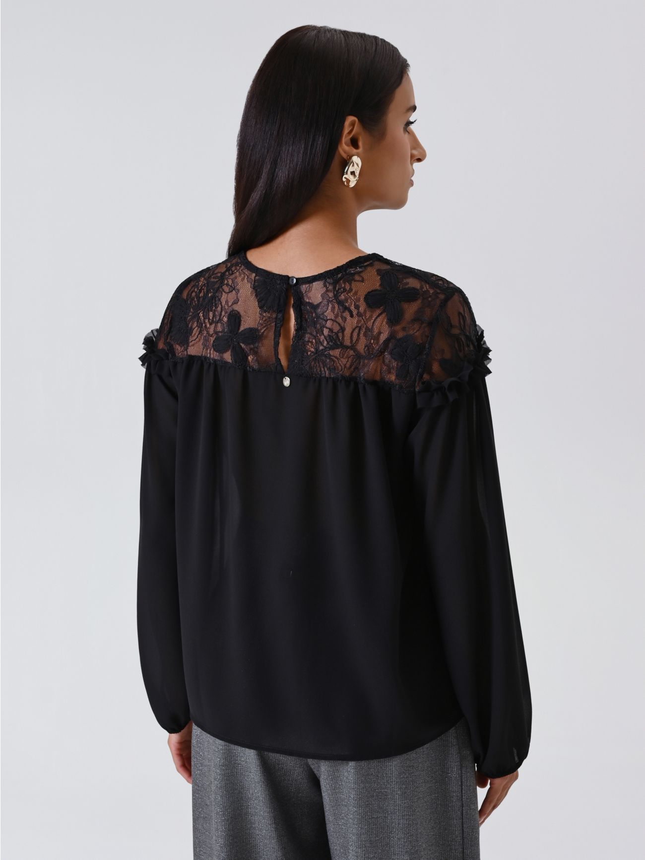 Blusa Nera con Carrè in Pizzo det_3