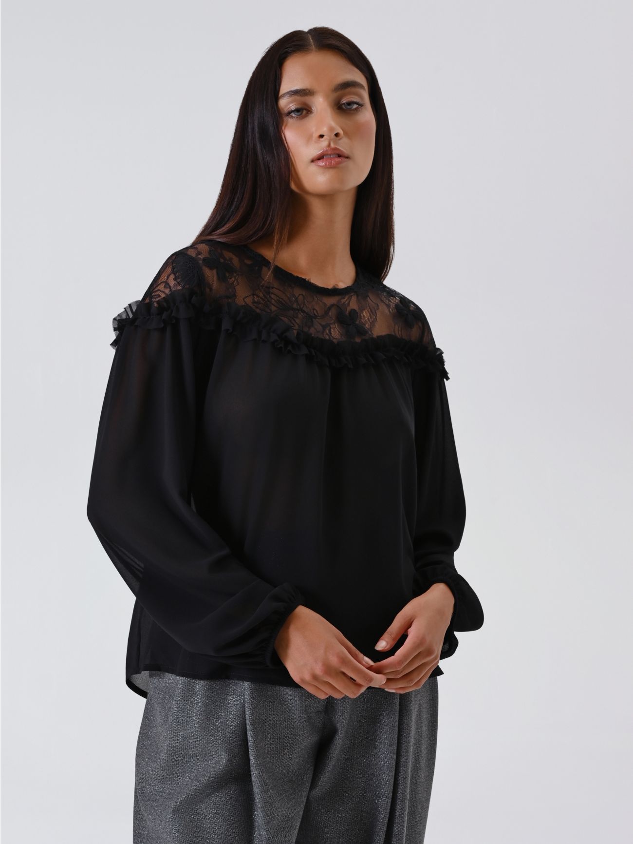 Czarna bluzka z koronkowym karczkiem in_i7