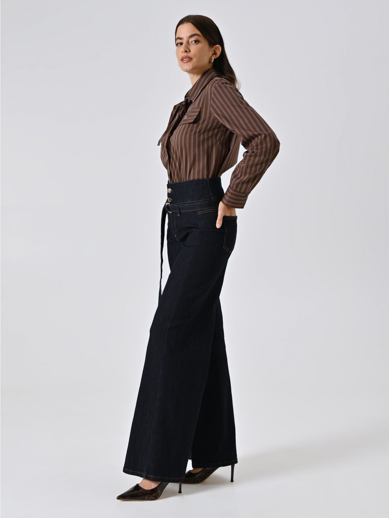 Dark-wash Jeans with Belt in_i7