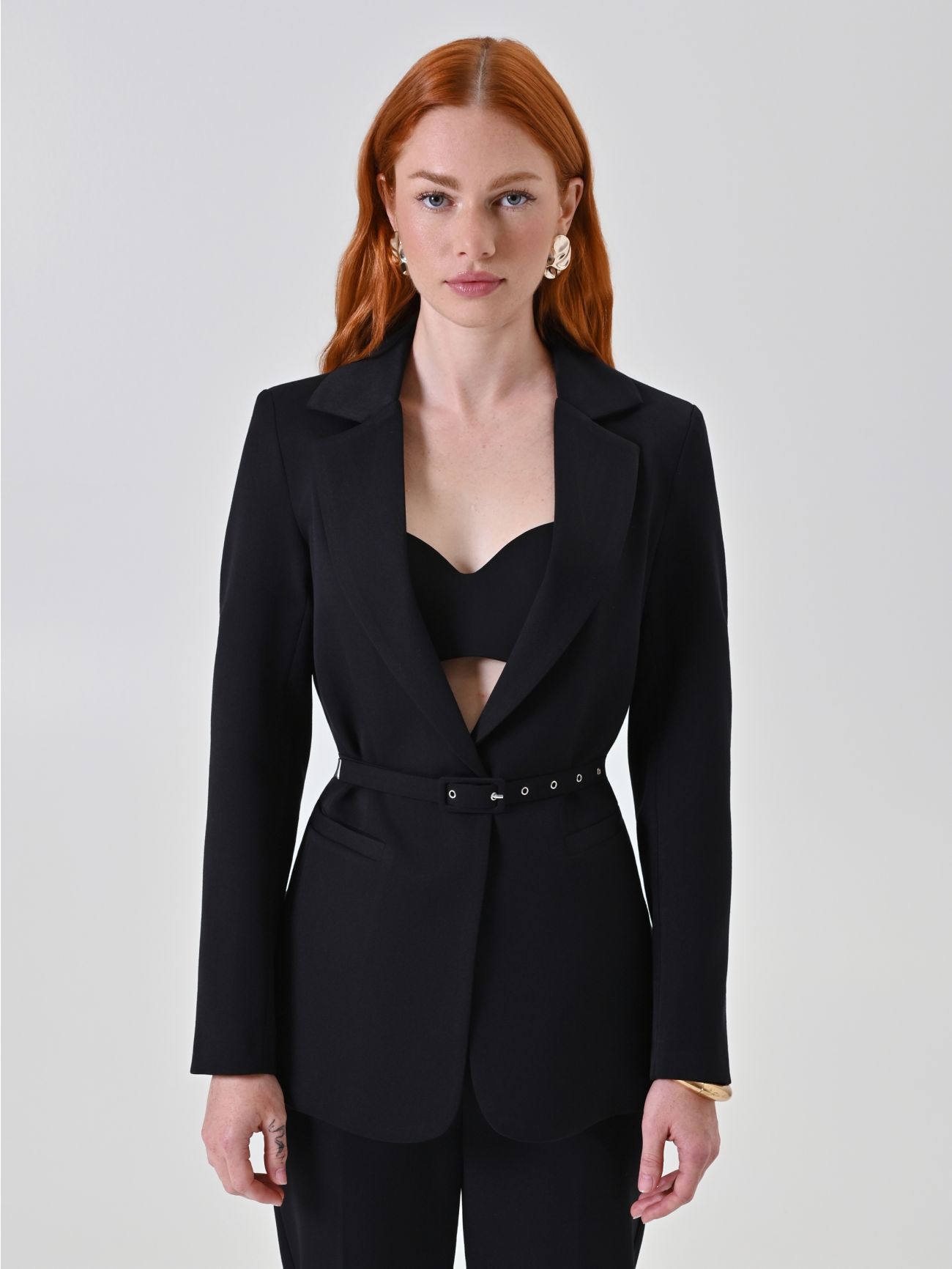 Taillierter schwarzer Blazer mit Gürtel det_2