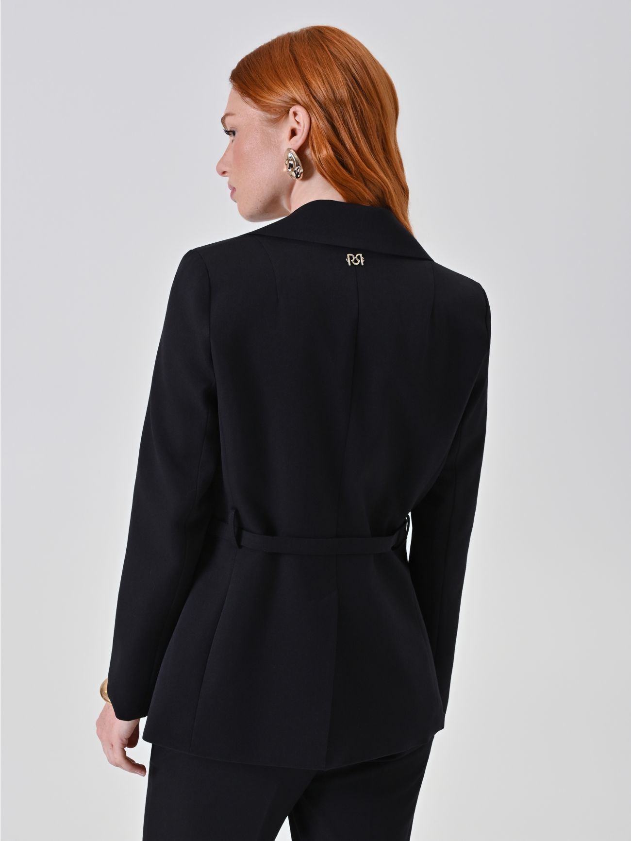 Taillierter schwarzer Blazer mit Gürtel det_3