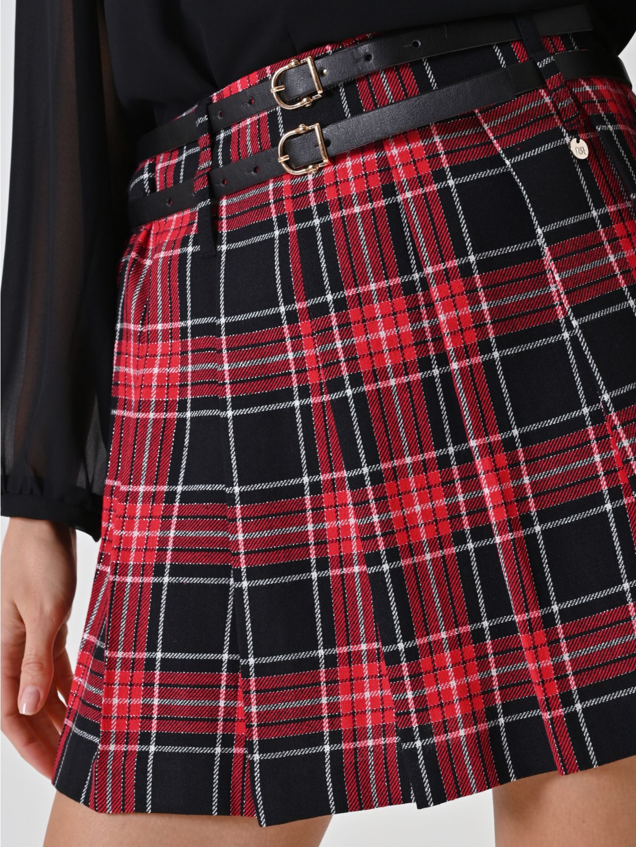 Roter Faltenminirock mit Lurex-Karo in_i5