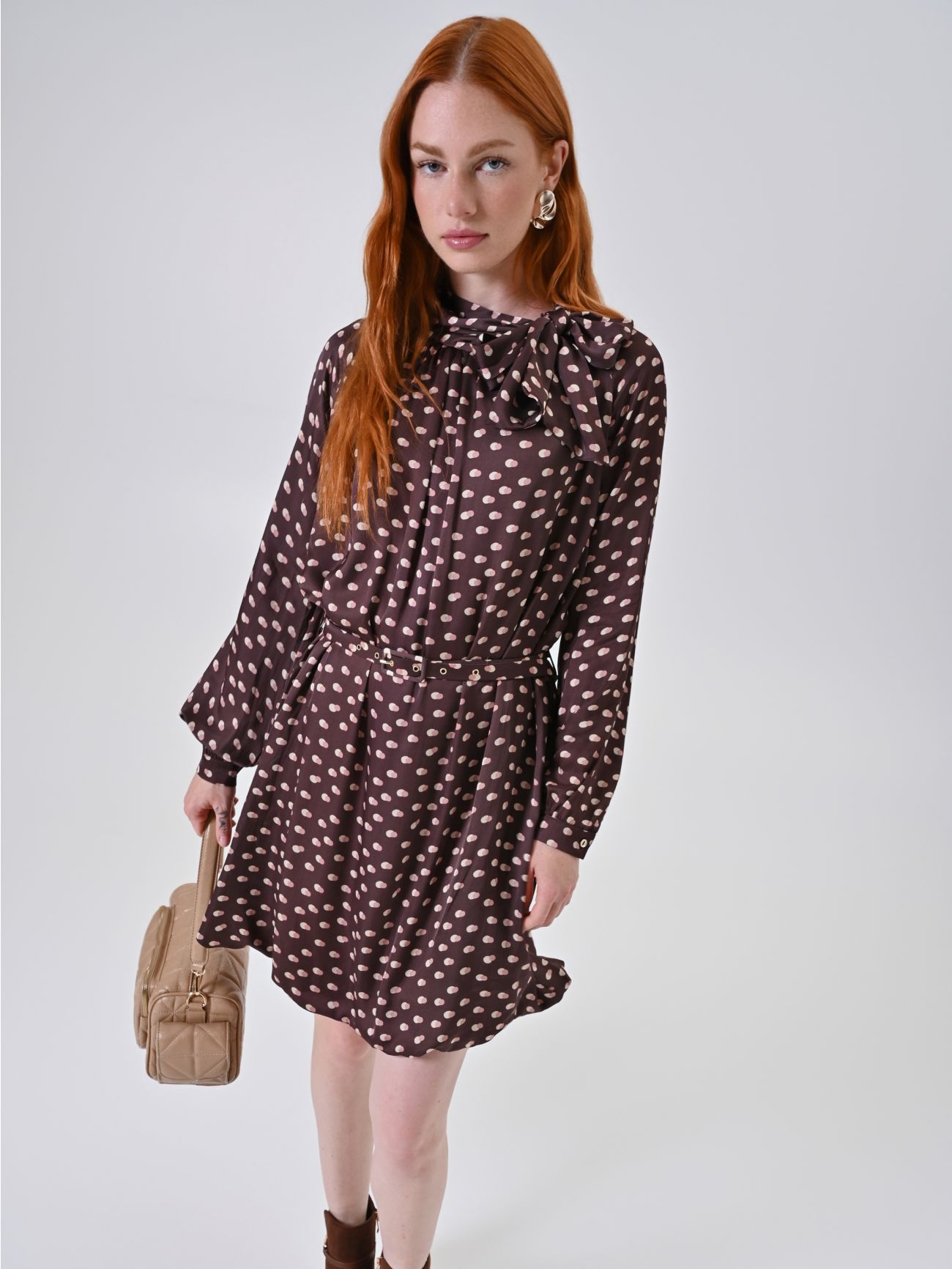 Schokoladenfarbenes Hemdblusenkleid mit Polka Dots und Schluppe  Rinascimento