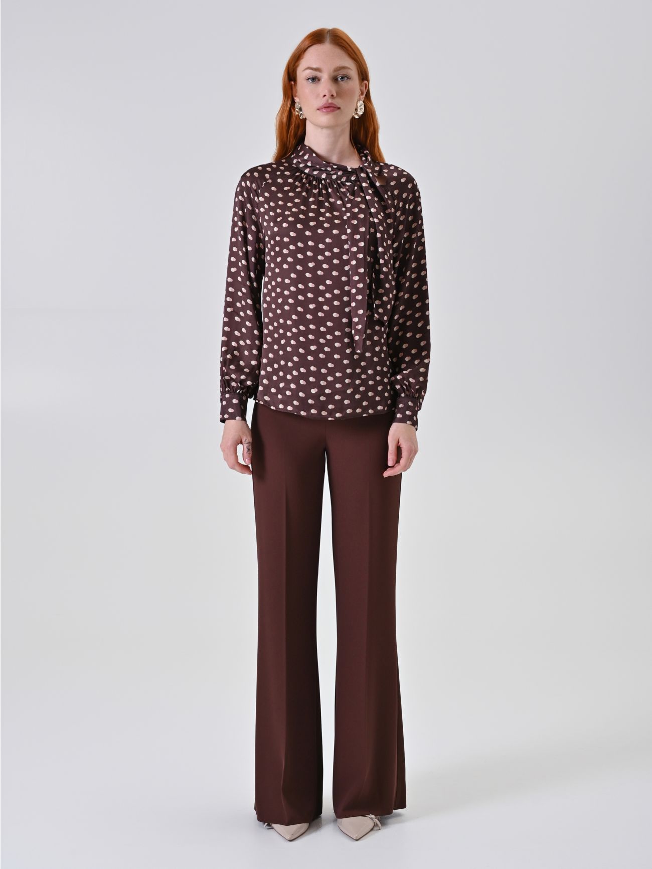 Czekoladowa bluzka z drukowanej satyny z drapowanym dekoltem det_1