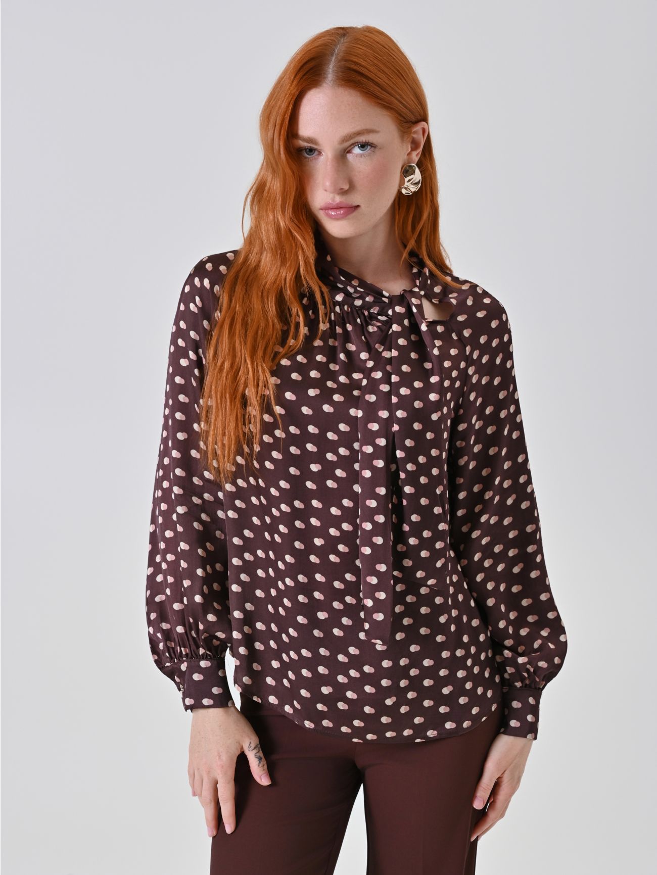 Czekoladowa bluzka z drukowanej satyny z drapowanym dekoltem in_i7