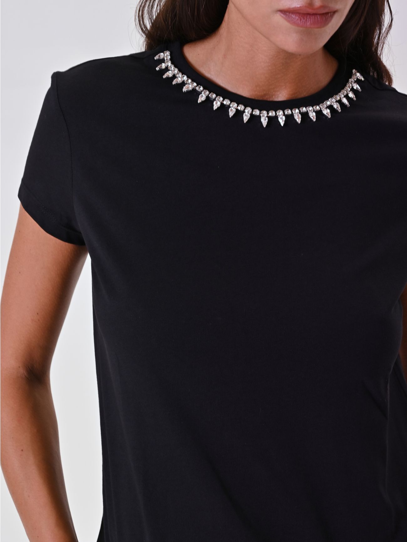 T-Shirt Nera con Girocollo Strass in_i5