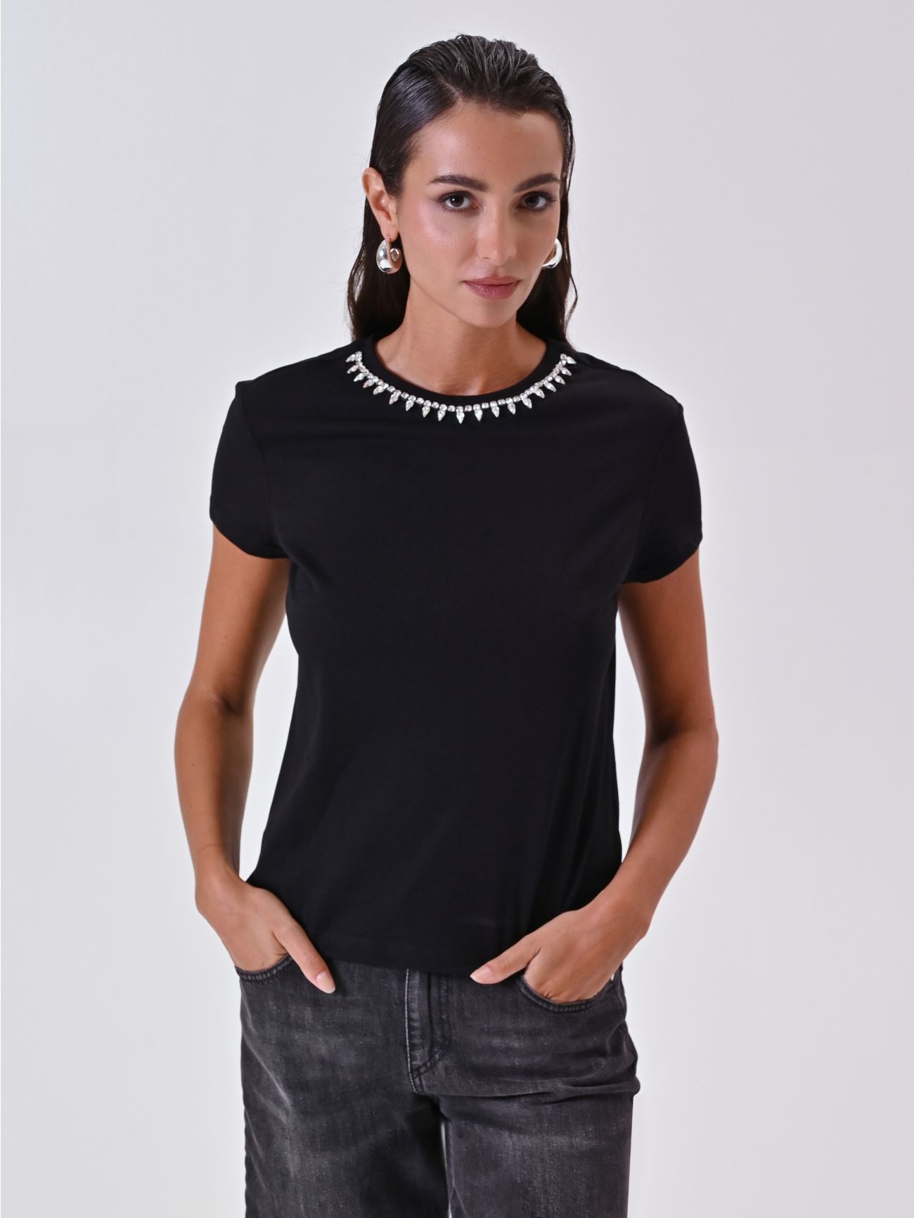T-Shirt Nera con Girocollo Strass in_i7