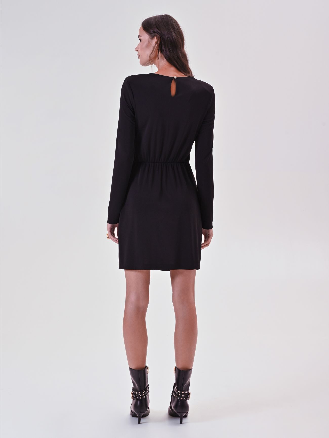 Robe noire stretch drapée det_3