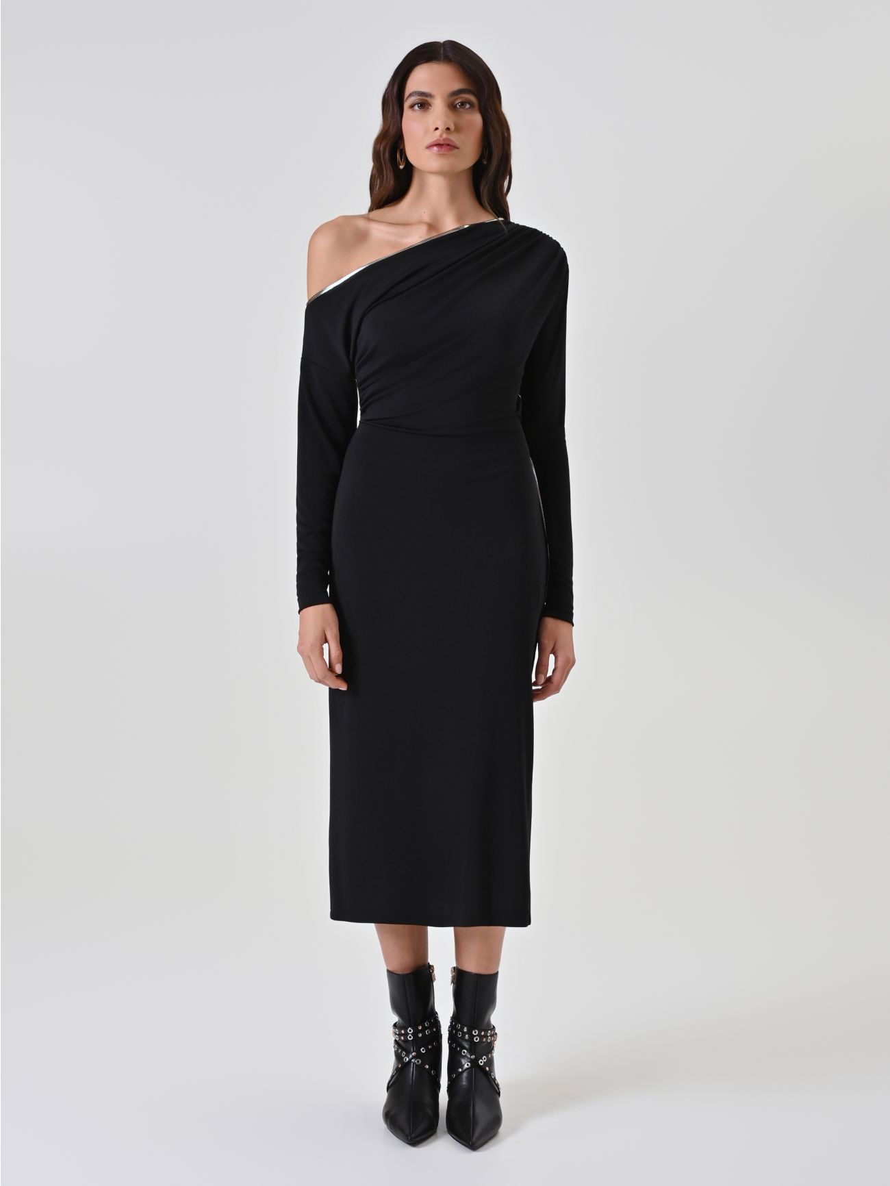 Vestido asimétrico negro con ribete metálico 1 Rinascimento Vestido asimétrico negro con ribete metálico det_1