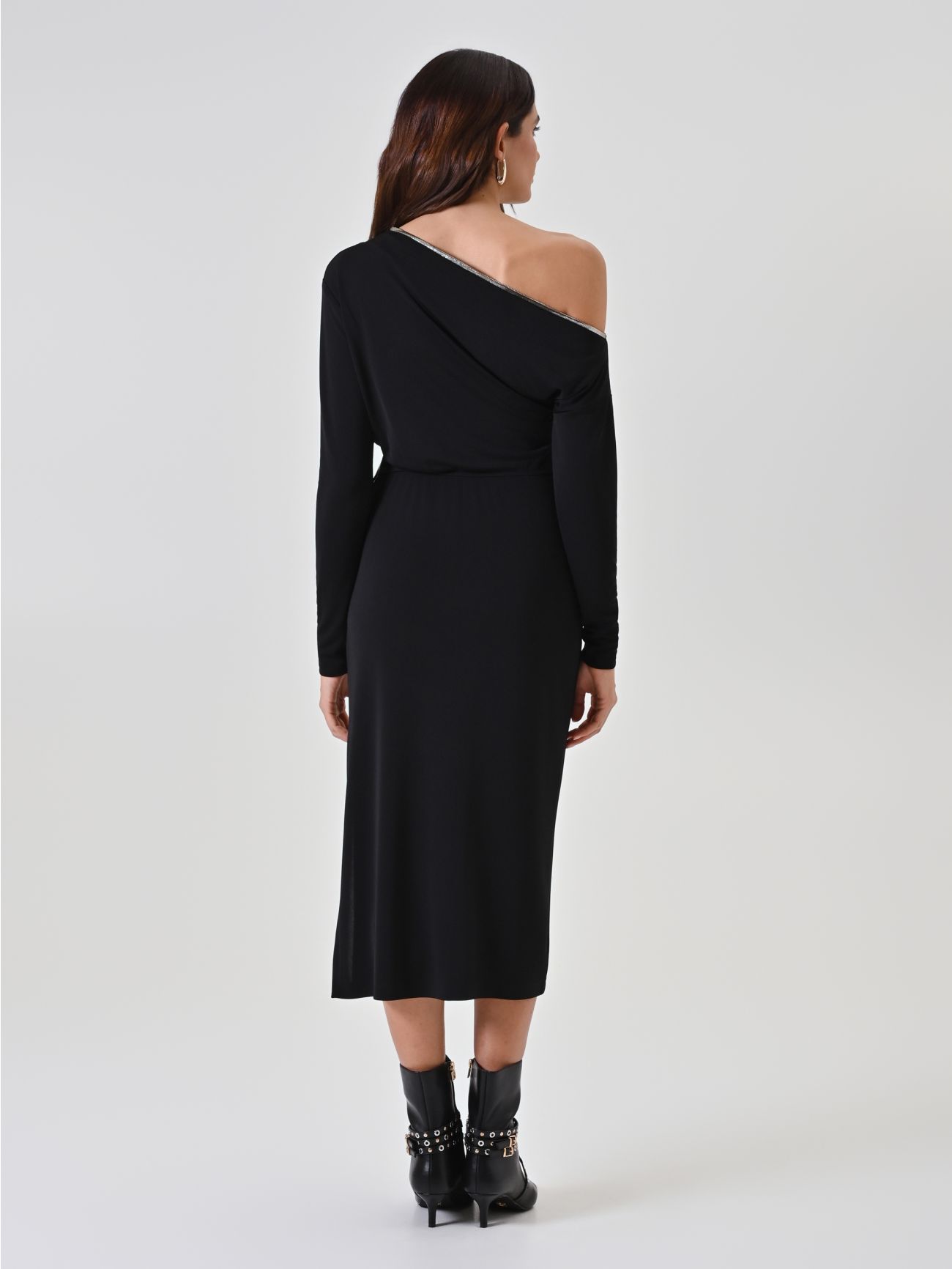 Vestido asimétrico negro con ribete metálico 2 Rinascimento Vestido asimétrico negro con ribete metálico det_3