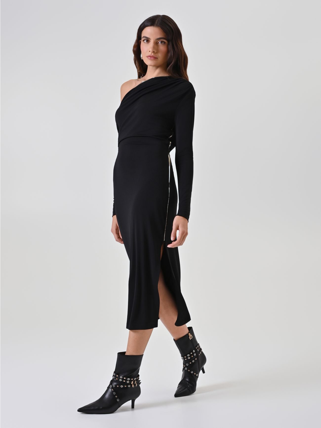 Vestido asimétrico negro con ribete metálico 4 Rinascimento Vestido asimétrico negro con ribete metálico in_i7