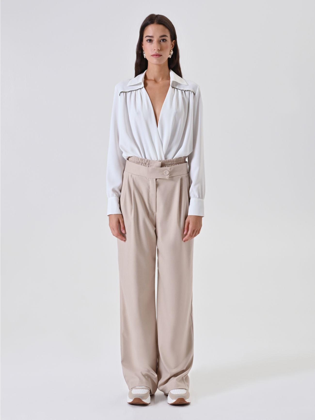 White Blouse with Shiny Details det_1