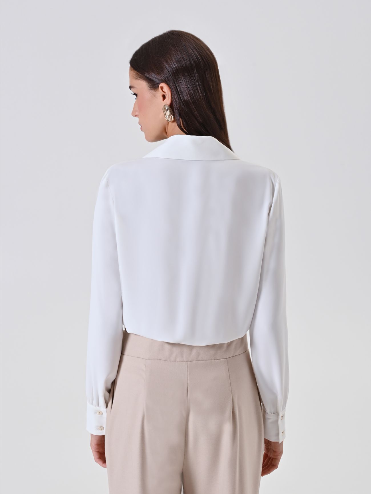 White Blouse with Shiny Details det_3