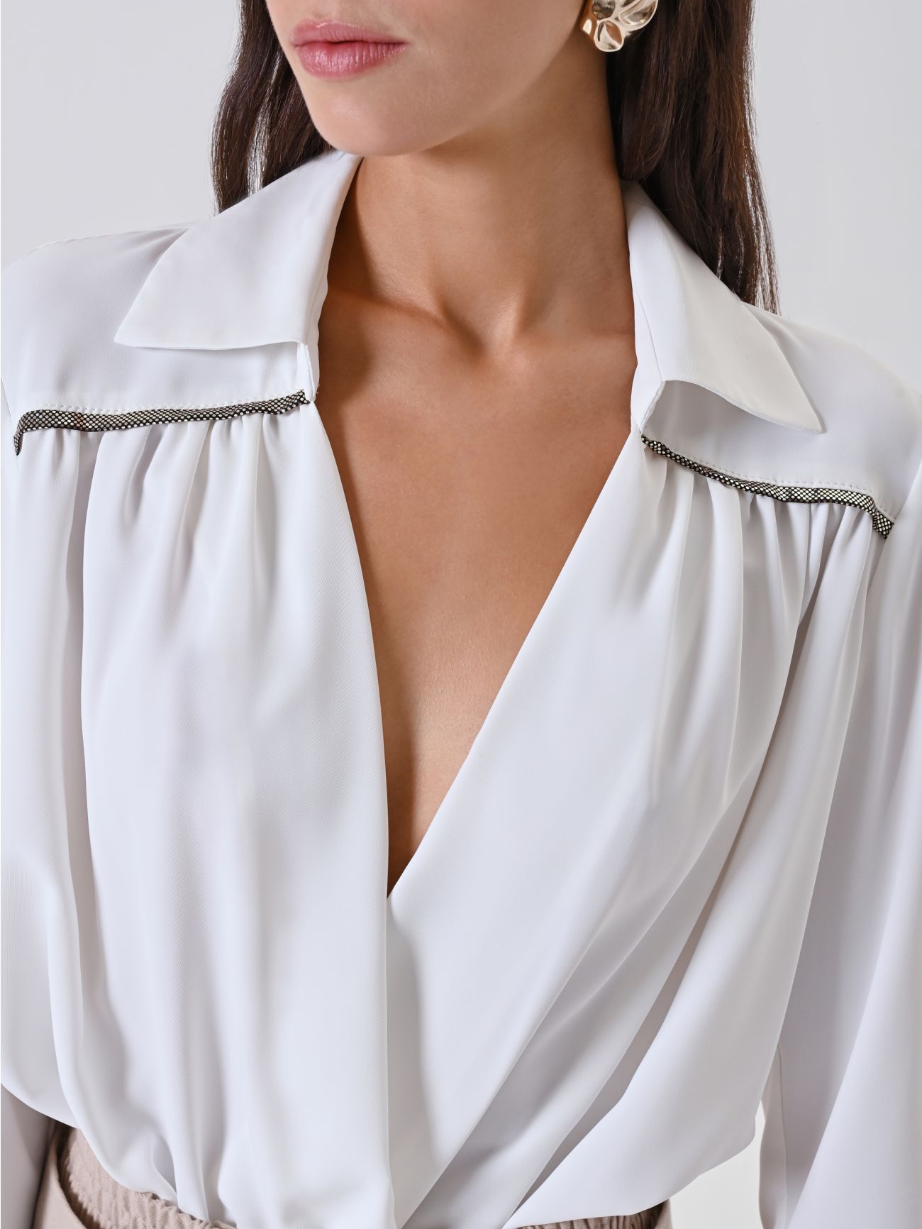 White Blouse with Shiny Details in_i5