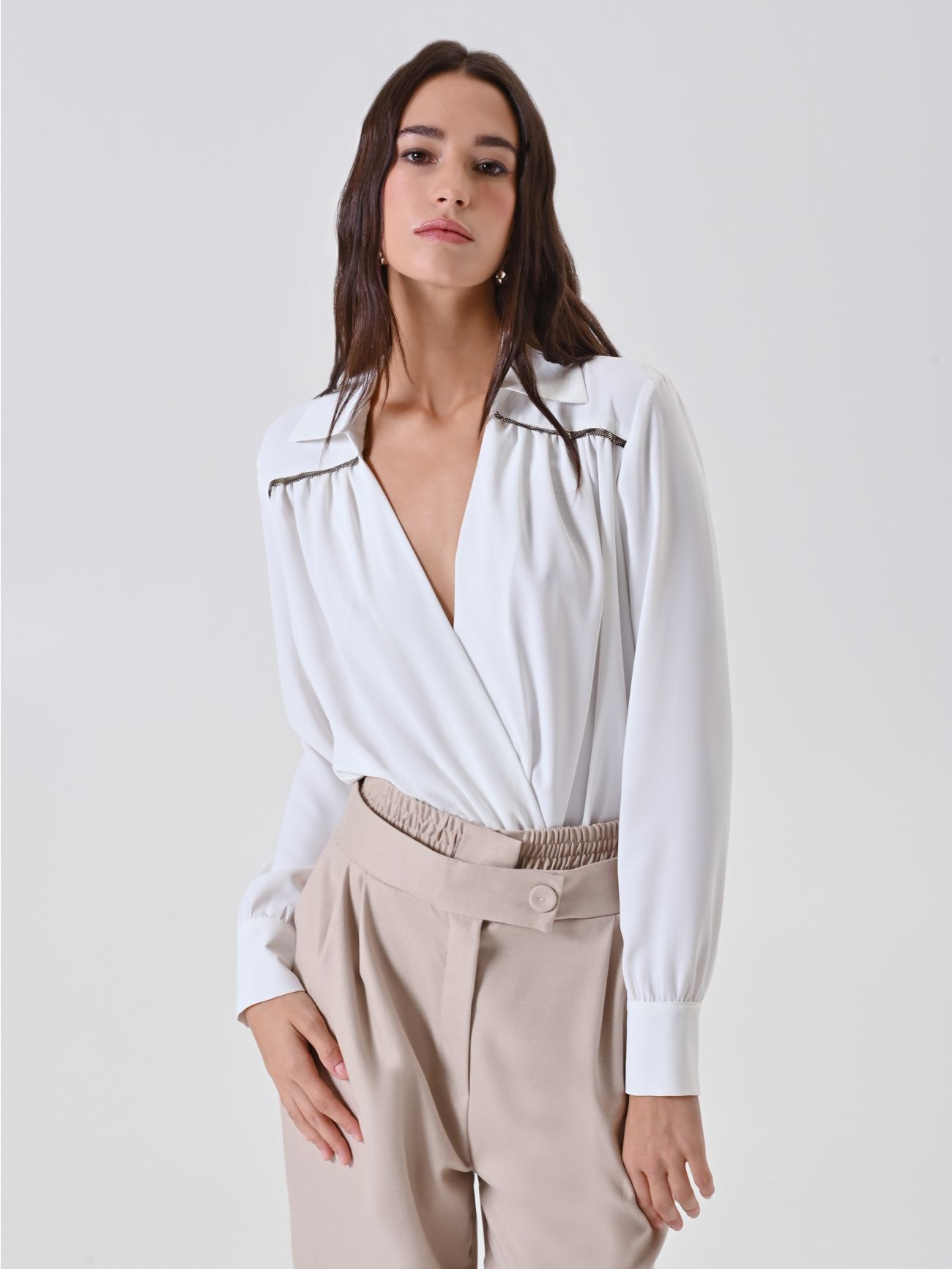 Biała bluzka z błyszczącymi detalami in_i7