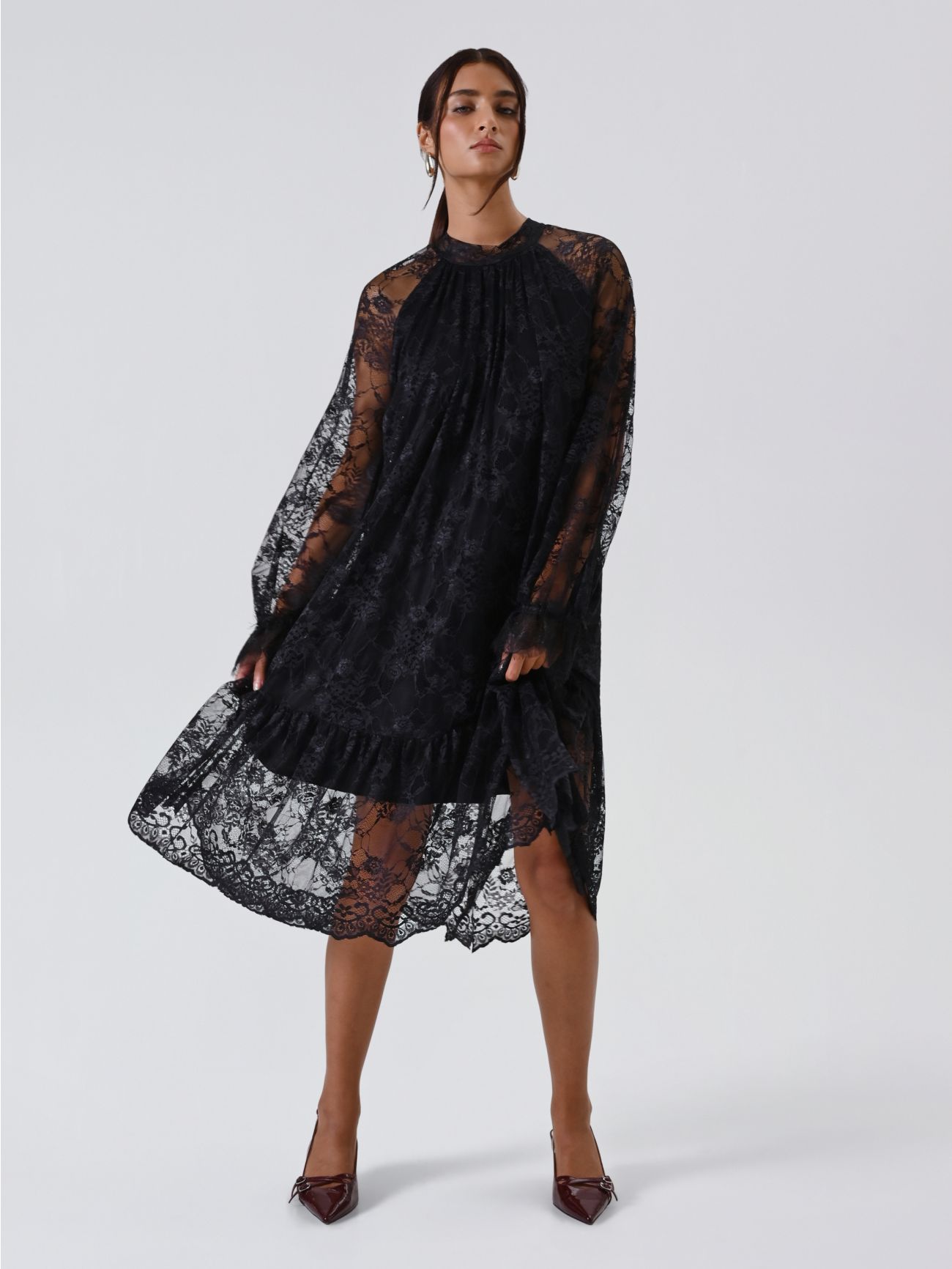 Abito Nero in Pizzo in_i7
