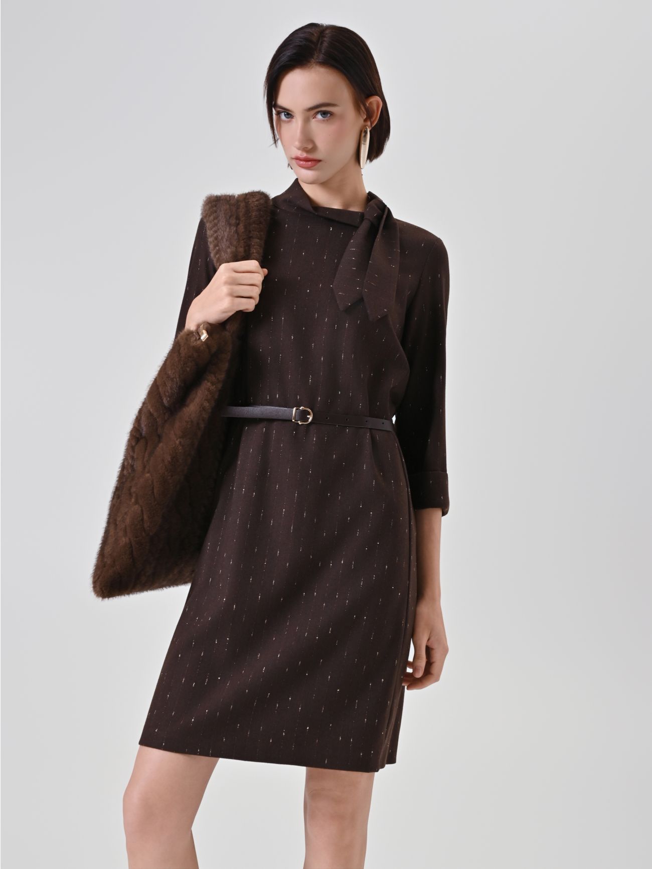 Schokoladenbraunes Nadelstreifen-Kleid mit Schluppe  Rinascimento